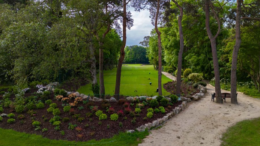 Gardens and a path beside a tee at Foxrock